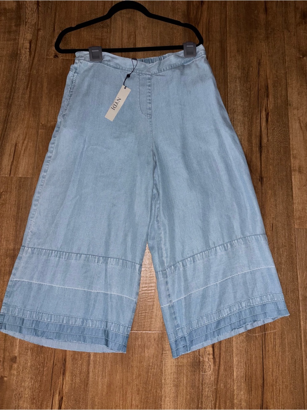 New! NYDJ Light Blue Wide Gaucho Chambray size 6